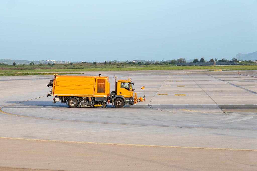 W jaki sposób czyści się płyty i pasy startowe lotniskowe?