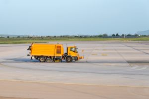 ciężarówka służąca do czyszczenia płyty lotniska